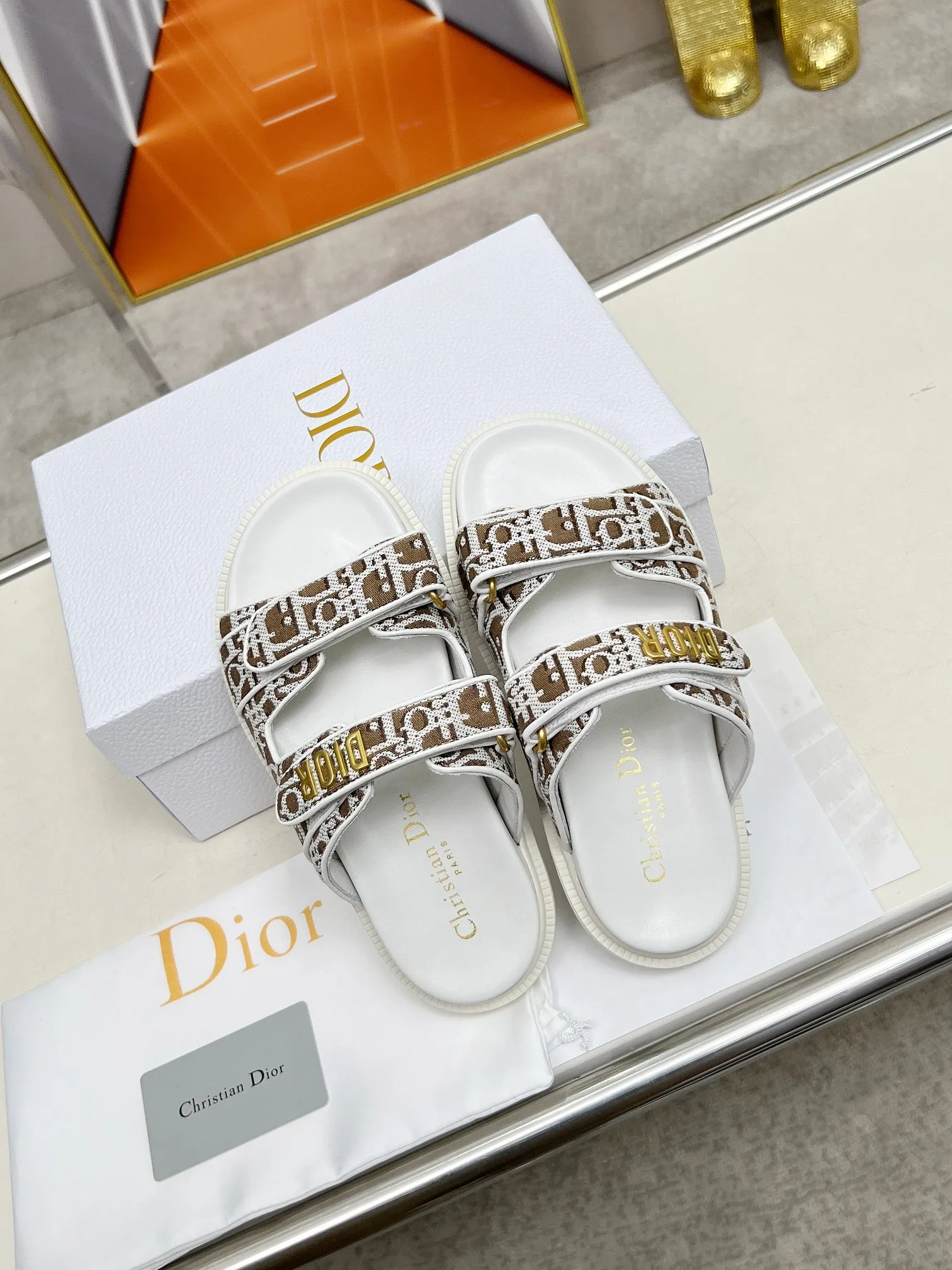 👟👟Ex-factory price 480👟👟Dior👏👏New classic style. 🔥Purchasing-level qualityThick-soled slippers popular in foreign counters. Upper➕Inner: original customized material, original mold opening of sole 1.1 (lightweight, code number 35-40 (41/42 can be customized)